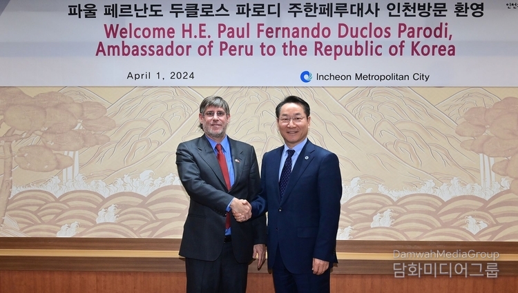 Incheon City Mayor Yoo Jung-bok (right) shakes hands with Peruvian ambassador to Korea Paul Fernando Duclos Parodi to discuss cooperation at the reception room of Incheon City Hall on April 1./ Courtesy of Incheon City