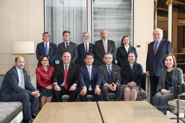 Minister of Land, Infrastructure, and Transport Park Sang-woo (center, front row) takes a group photo with members of the Group of Latin America and the Caribbean (GRULAC) in Korea on April 3. / Courtesy of the Ministry of Land, Infrastructure, and Transport