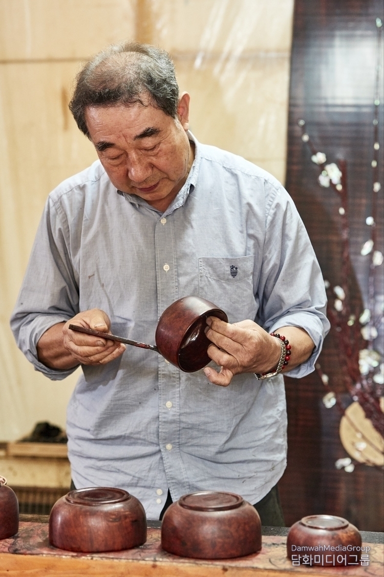 Kim Jeong-joong, master of geumtae lacquerware
