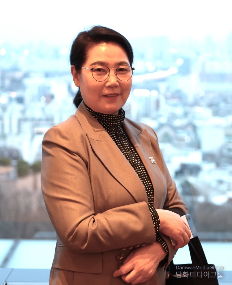 Head Professor of the Department of Cultural Content, the Institute for Adult & Continuing Education, the Myeongji University/ Academic advisor of K Folk Painting Instructor Course, K Folk Painting Master Course/ Director of K Folk Painting Research Institute, World Peace Art Exhibition Organizing Committee/ Chairman of the Folk Painting Division, the 27th World Peace Art Exhibition 