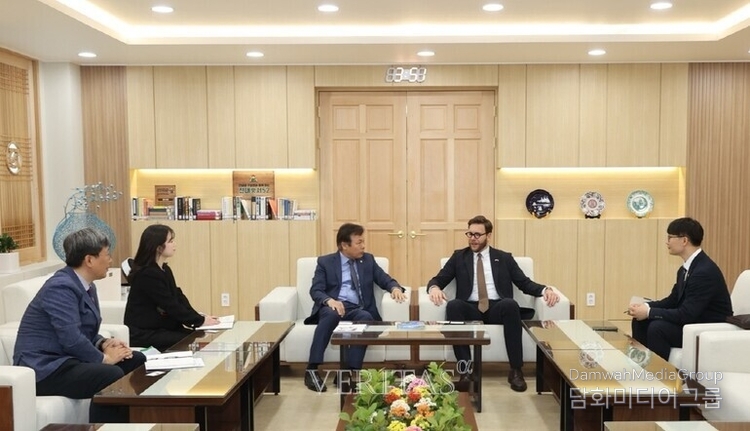 Chonnam National University President Jung Sung-taek (left) received a courtesy call from Serbian Ambassador to Korea Nemanja Grbic and talked about international exchanges at the reception room of the university headquarters on April 8. / Courtesy of Chonnam National University