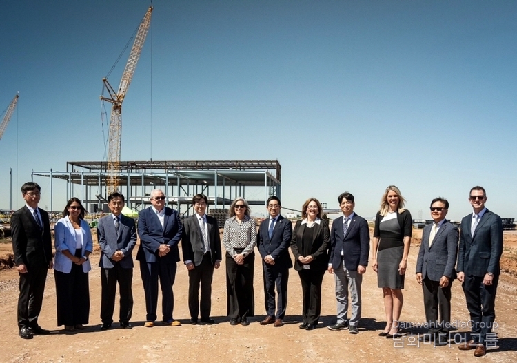 Members of the Queen Creek Town Council and Chamber of Commerce meet with members of the LG Energy Solutions leadership team during a site visit to the new battery manufacturing facility.