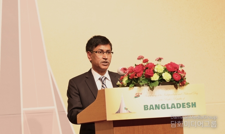 Delwar Hossain, Ambassador of Bangladesh to the ROK, delivers a speech at the reception on the 53rd anniversary of the Independence & National Day of Bangladesh held at Lotte Hotel in Seoul on April 15.