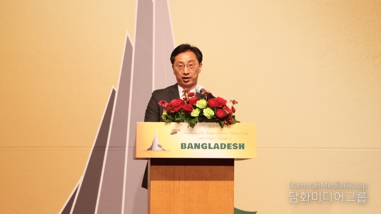 Deputy Minister for Protocol Affairs of the Ministry of Foreign Affairs Kim Tae-jin makes his congratulatory remarks.
