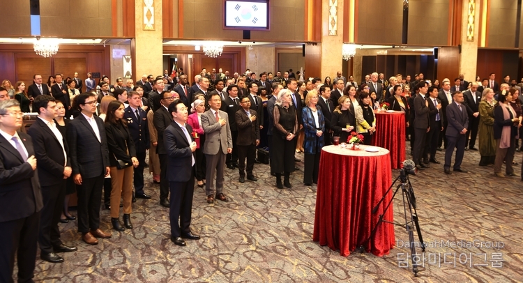 More than 700 distinguished guests from the Korean government and various other segments of Korean society, as well as the ambassadors and other senior diplomats from the Seoul Diplomatic Corps, attend the gala reception.