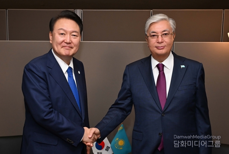 President Yoon Suk-yeol shakes hands with President Kassym-Jomart Tokayev of Kazakhstan (right).