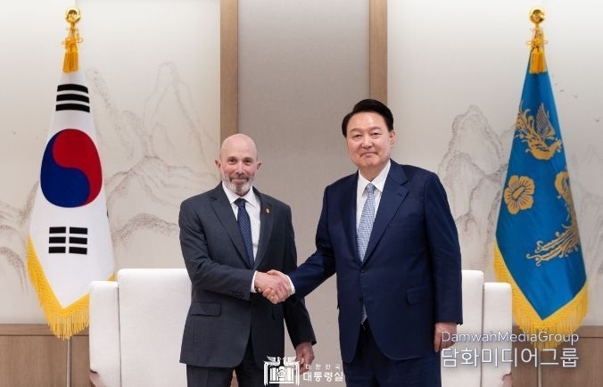 President Yoon Suk-yeol (right) shakes hands with Evan Greenberg, chairman of the U.S.-Korea Business Council on April 18./ Courtesy of the Presidential Office