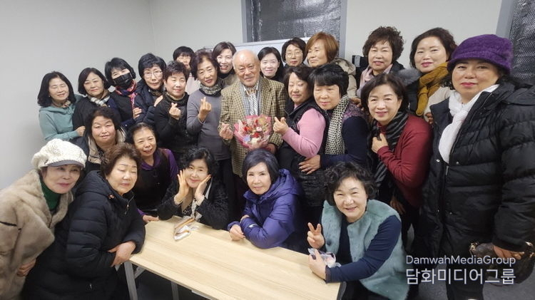 A commemorative photo after the seminar at Lee Jae-hwa Institute of Alternative Medicine.