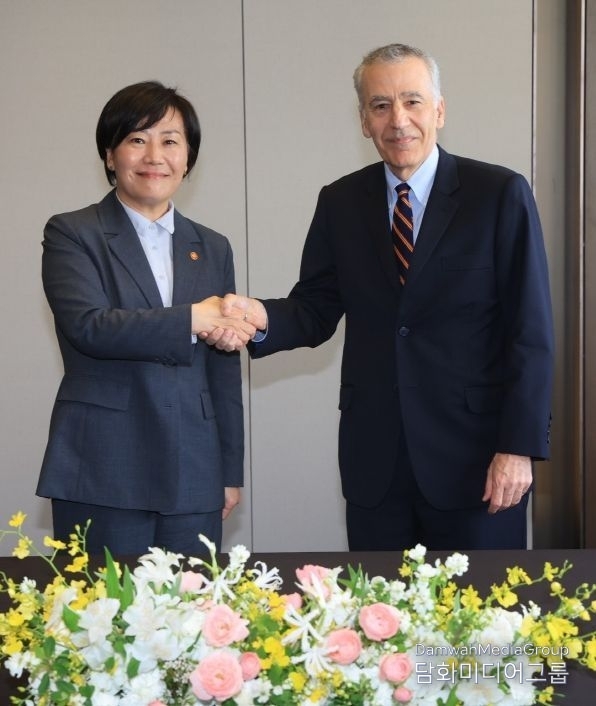 Minister of Agriculture, Food and Rural Affairs Song Mi-ryung (left) shakes hands with U.S. Ambassador to Korea Philip S. Goldberg at the Plaza Hotel in Seoul on April 19.