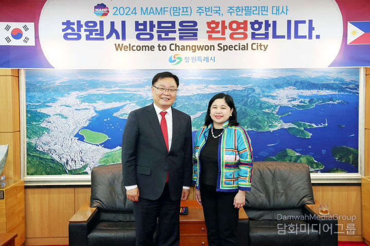 Philippine Ambassador to Korea Maria Theresa B. Dizon-De Vega (right) visits Changwon City Hall in Changwon, Gyeongnam, on April 22 and takes a commemorative photo with Changwon Mayor Hong Nam-pyo. / Courtesy of Changwon City