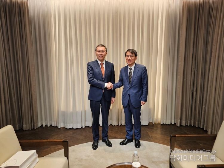 Nurlan Abdirov, Chairman of the Central Election Commission (CEC) of Kazakhstan (left), shakes hands with Noh Tae-ak, Chairman of the National Election Commission (NEC) of Korea.