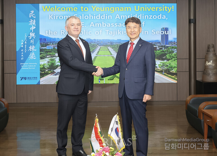 Tajikistan's Ambassador to Korea Kirom Salohiddin (left) shakes hands with Youngnam University President Choi Oe-chool on April 19.