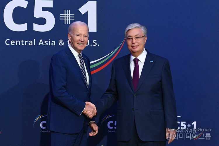 Kazakhstan's President Kassym Zhomart Tokayev (right) shakes hands with U.S. President Joe Biden.