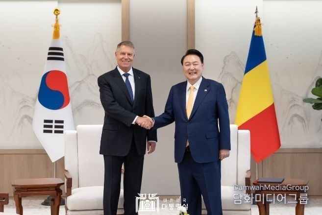 President Yoon Suk-yeol (right) shakes hands with Romanian President Klaus Iohannis before holding a summit on April 23. They exchanged a wide range of views on ways to promote practical cooperation between the two countries./ Courtesy of the Presidential Office 