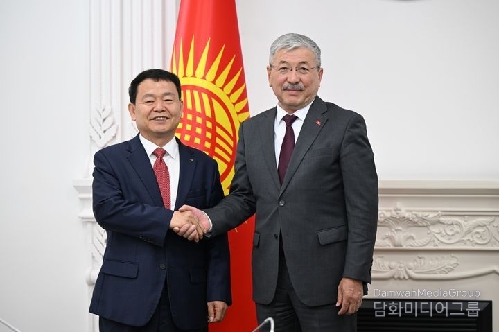 K-water CEO Yun Seog-dae (left) meets with Kyrgyzstan's First Deputy Prime Minister Adylbek Aleshovich Kasymaliev. / Courtesy of K-water