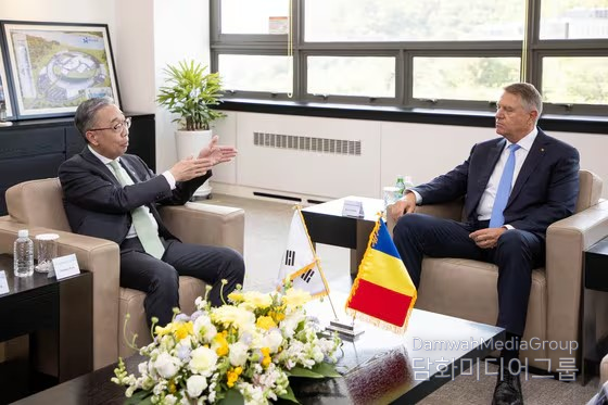 Romanian President Klaus Iohannis (right) meets with Doosan Enerbility Chairman & CEO Park Gee-won during a visit to Doosan Enerbility's headquarters in Changwon, Gyeongsangnam-do, on April 24. / Courtesy of Doosan Enerbility