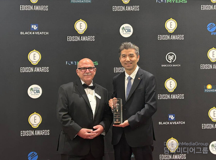 Kim Sang-jin (right), Head of Platform Research at SK On, poses for a photo with Rob Manes, Vice President, Business Development, Edison Universe, after winning a Bronze award at 2024 Edison Awards at the Caloosa Sound Convention in Fort Myers, Florida, on April 18, 2024. / Courtesy of SK On