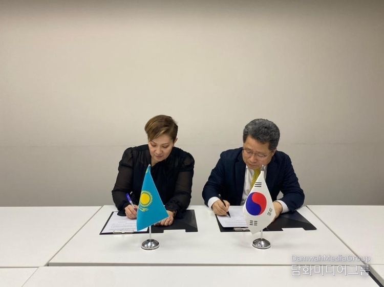 Chairman of the Civil Aviation Committee of the Ministry of Transport of Kazakhstan Saltanat Tompiyeva (left) and Director General for Aviation Policy of Korea Kim Yeong-kook sign an agreement.