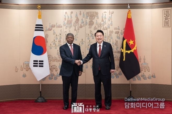President Yoon Suk-yeol (right) takes a commemorative photo with Angolan President João Lourenço at the Yongsan Presidential Office on April 30./ Courtesy of the Presidential Office
