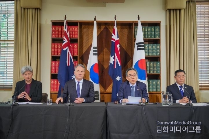 Foreign Minister Cho Tae-yul and Defense Minister Shin Won-sik (second from the right, far right, respectively) held the 6th Korea-Australia Foreign Affairs and Defense (2+2) Ministerial Meeting with Australian Deputy Prime Minister and Defense Minister Richard Marles (second from the left) and Foreign Minister Penny Wong in Melbourne, Australia on May 1.