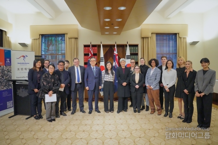 Minister of Foreign Affairs Cho Tae-yul and Australian Minister for Foreign Affairs Penny Wong (7th and 9th from the left, respectively) take a group photo with students from the Korean Language Teacher Training Course in the University of Melbourne on May 1.