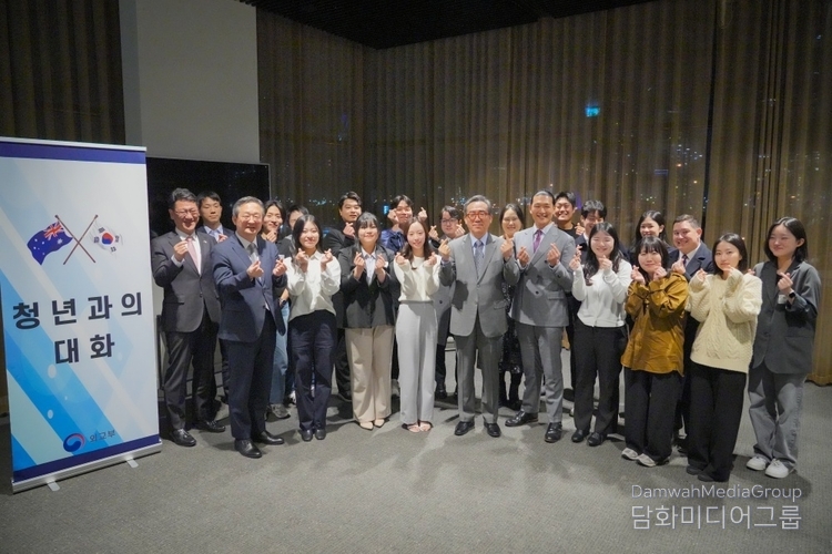 Minister of Foreign Affairs Cho Tae-yul (fifth from the left, front row) poses with Korean entrepreneurs and students in Melbourne on April 30. / Courtesy of the Foreign Ministry