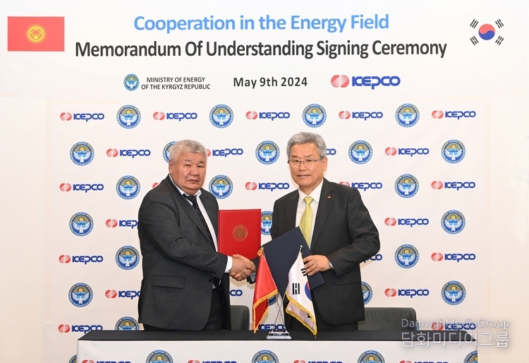 Kyrgyzstan's Minister of Energy Talaibek Ibraev (left) and KEPCO CEO Kim Dong-cheol shake hands after signing a memorandum of understanding (MOU) for technical cooperation in the energy sector on May 9.