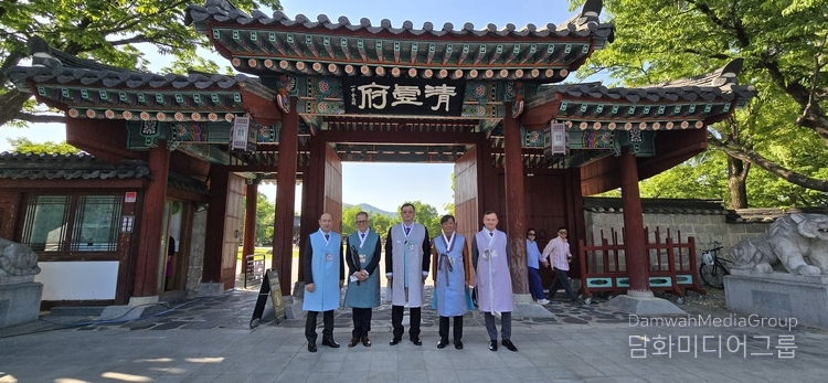 (From left) Fazliddin Arziev, minister-counsellor of Uzbekistan, Amb. Pekka Metso of Finland, Arman Narbayev, minister-counsellor of Kazakhstan, Amb. Songkane Luangmuninthone of Laos, and the spouse of the Finland ambassador, all of them wearing “hanbok,” pose for the camera.