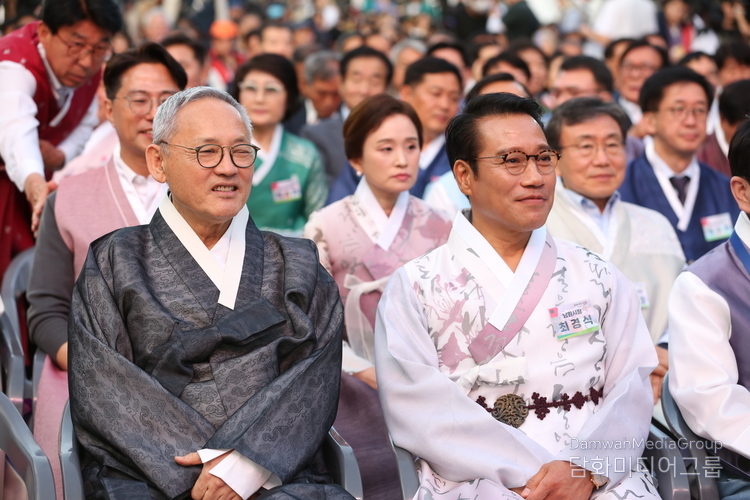 Namwon Mayor Choi Kyung-sik and Minister of Culture, Sports and Tourism Yoo In-chon (fourth and third from the left in the front row, respectively), along with other domestic and foreign guests, attend the opening ceremony of the 94th Chunhyang Festival held in Namwon City, North Jeolla Province, on May 10.