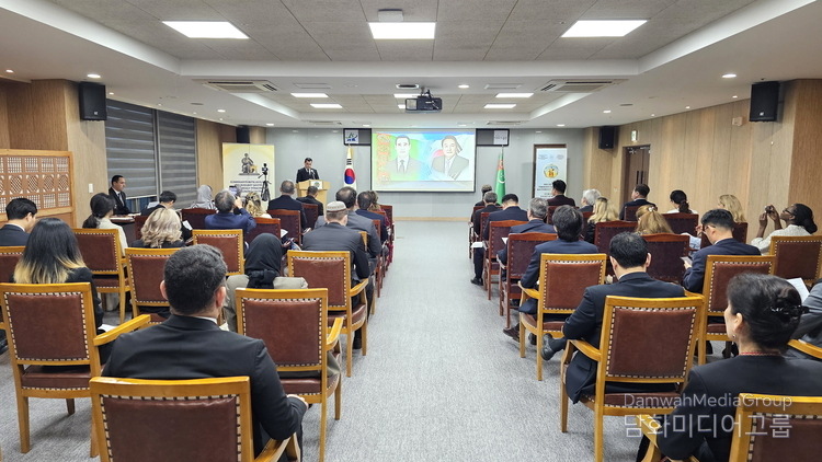Amb. Begench Durdyyev of Turkmenistan to Korea delivers a speech at the international scientific conference held to celebrate the 300th anniversary of birth of the great Turkmen poet and thinker Magtymguly Fragi on May 14.