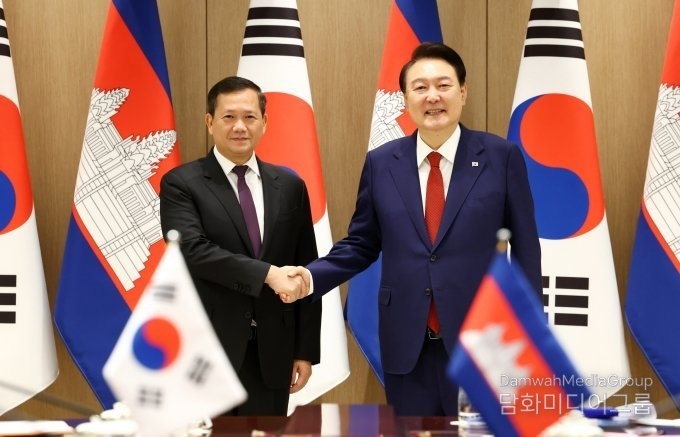 President Yoon Suk-yeol (right) shakes hands with Prime Minister Hun Manet of Cambodia ahead of the Korea-Cambodia summit at the Presidential Office in Yongsan, Seoul on May 16./ Courtesy of the Presidential Office