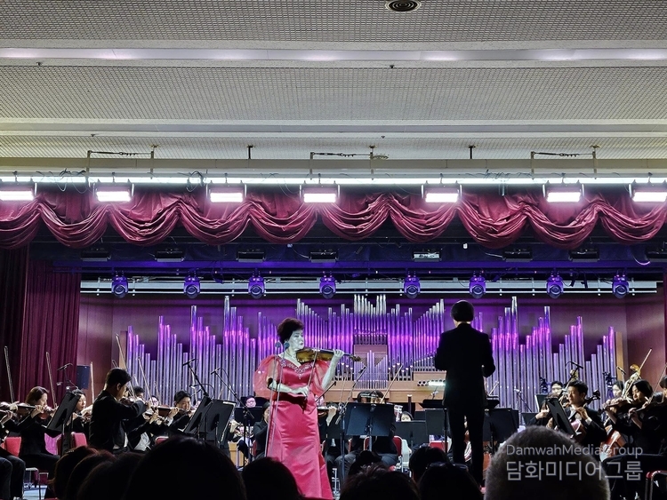 Violinist Aiman Mussakhajayeva is giving a fantastic performance at Seoul Cyber University on May 10.