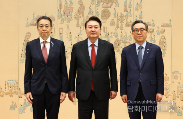 President Yoon Suk-yeol (center) takes a photo with Japanese Ambassador to South Korea Mizushima Koichi (left) after receiving his credentials from him during the ceremony of the Ambassadorial Credentials Ceremony at the Presidential Office Building in Yongsan, Seoul, South Korea, on May 21./ Courtesy of the Presidential Office