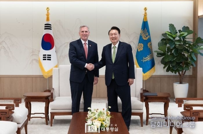 President Yoon Suk-yeol (right) shakes hands with former U.S. House of Representatives Speaker Kevin McCarthy at the Presidential Office in Seoul on May 22. / Courtesy of the Presidential Office