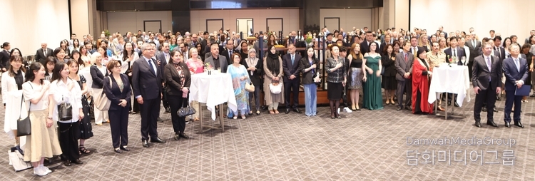 More than 500 distinguished guests from the Korean government and various other segments of Korean society, as well as the ambassadors and other senior diplomats from the Seoul Diplomatic Corps, attend the gala reception.