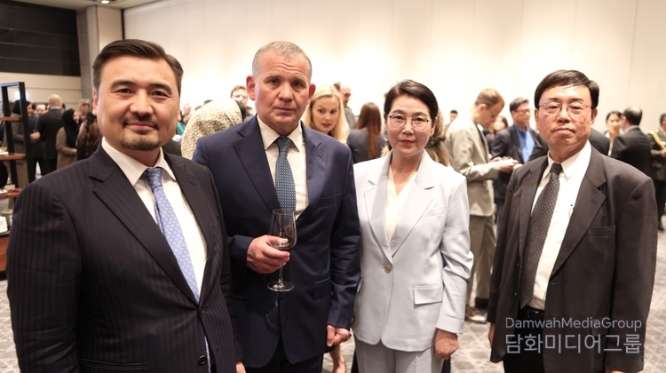 Managing Editor Lee Kap-soo (far right) and Cultural Editor Lee Mi-Hyoung of Diplomacy Journal (second from the right) pose with Amb. Nurgali Arystanov of Kazakhstan (far left) and Amb. Andrew Chernetsky of Belarus at the reception.