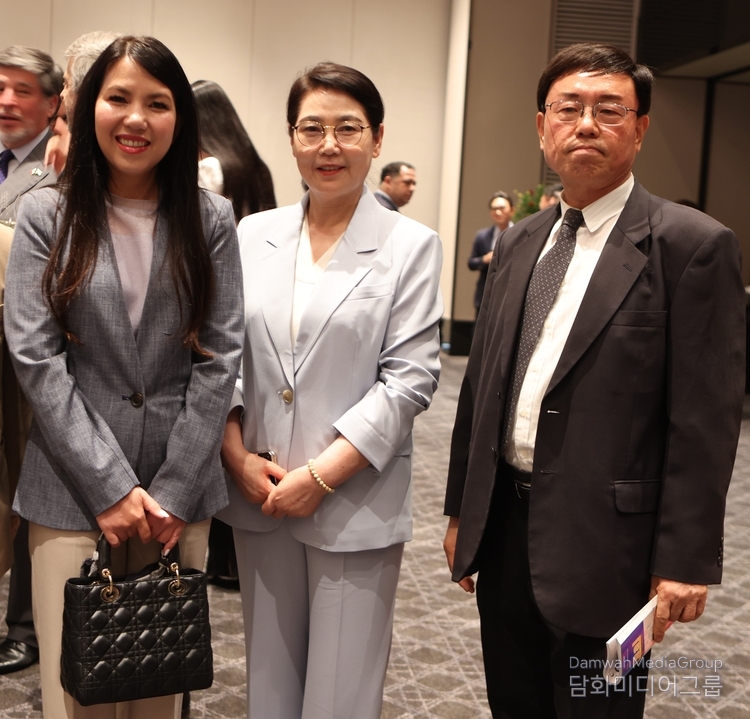 Managing Editor Lee Kap-soo (right) and Cultural Editor Lee Mi-Hyoung of Diplomacy Journal (center) take a photo with Amb. Chring Botumrangsay of Cambodia.