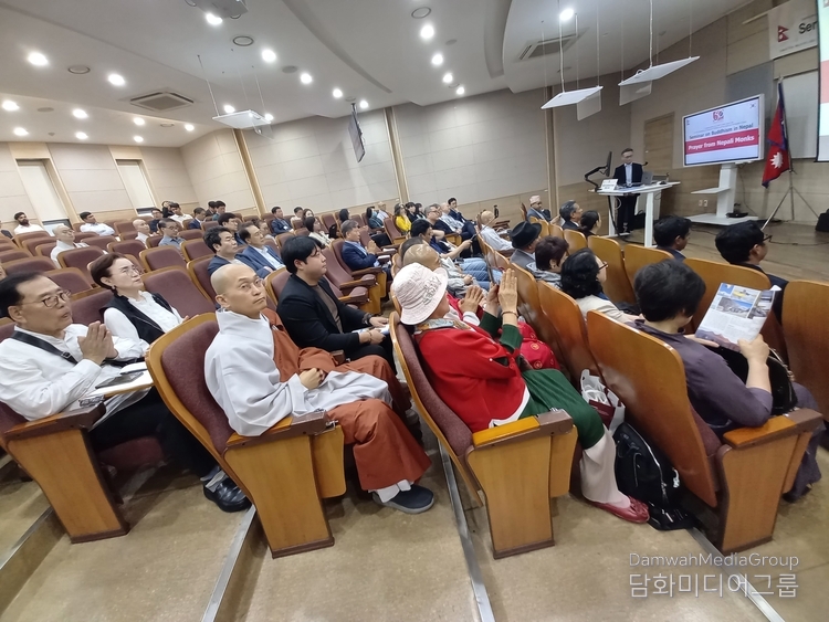 More than 100 foreign and domestic guests attend the international seminar held at Dongguk University in Seoul on May 24.