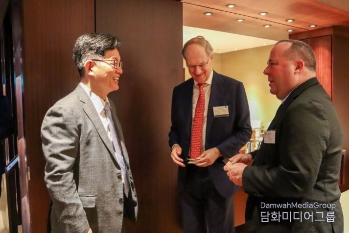 Korea Customs Service Commissioner Ko Kwang-hyo (left) exchanges greetings with European companies in Korea at the 'Meeting with European Businesses in Korea' hosted by European Chamber of Commerce in Korea Chairperson Philippe Van Hoof (center) on May 28.