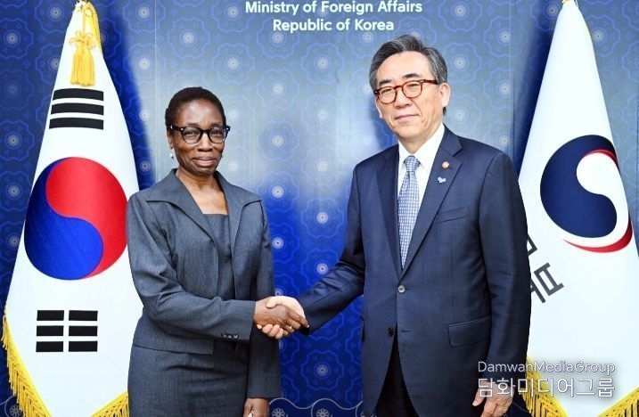 South Korean Foreign Minister Cho Tae-yul (right) meets with International Crisis Group (ICG) President Comfort Ero. / Courtesy of the Ministry of Foreign Affairs