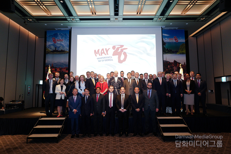 Amb. Tarash Papaskua of Georgia (center) takes a group photo with foreign ambassadors, senior diplomats, high-ranking government officials, business leaders, and their spouses at the reception in Seoul.