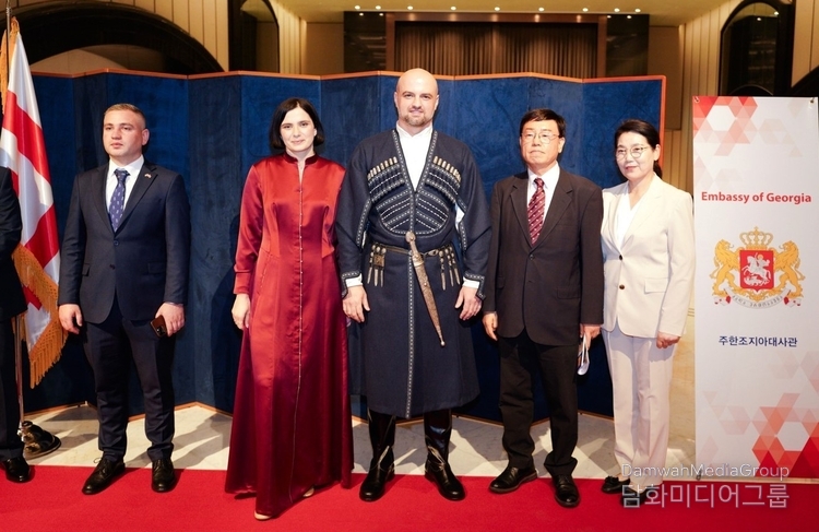 Amb. Tarash Papaskua of Georgia and his spouse Mrs.Tamar Chachua (center and second rom the left, respectively) pose with Mr. Giorgi Kobelashvili, first secretary (far left), Managing Editor Lee Kap-soo (second from the right) and Cultural Editor Lee Mi-Hyoung of Diplomacy Journal.