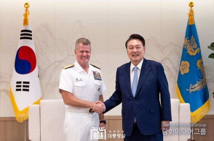 President Yoon Suk-yeol (right) shakes hands with Samuel Paparo, the new commander of the U.S. Indo-Pacific Command, at the Yongsan presidential office on May 30 and congratulated him on his assumption of command and asked him to make efforts to strengthen the alliance's defense posture./ Courtesy of the Presidential Office