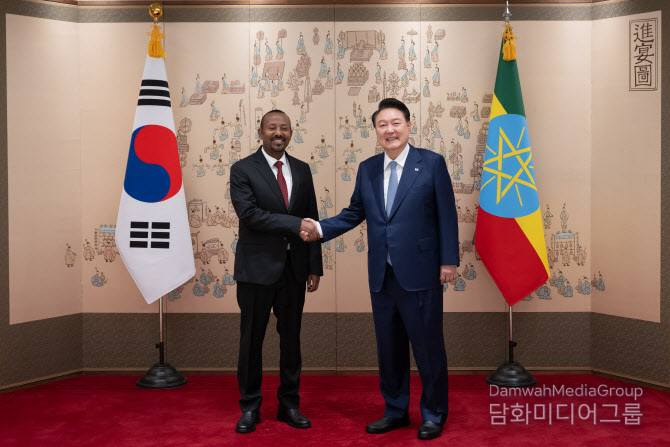 President Yoon Suk-yeol (right) takes a commemorative photo with Ethiopian Prime Minister Abiy Ahmed Ali before holding the Korea-Ethiopia summit at the Yongsan Presidential Office in Seoul on June 2. / Courtesy of the presidential office