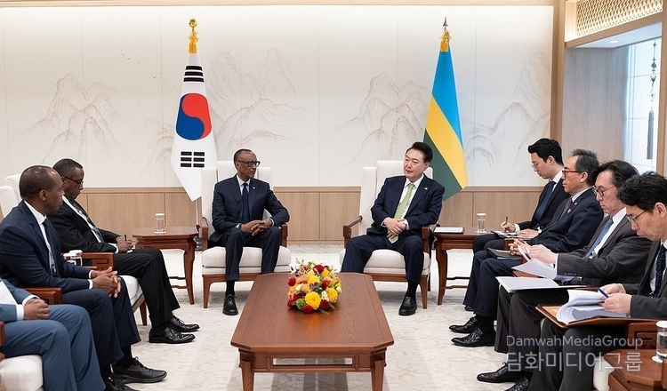 President Yoon Suk-yeol (right) meets with Rwandan President Paul Kagame at the Yongsan presidential office in Seoul, South Korea, on June 3. / Courtesy of the presidential office