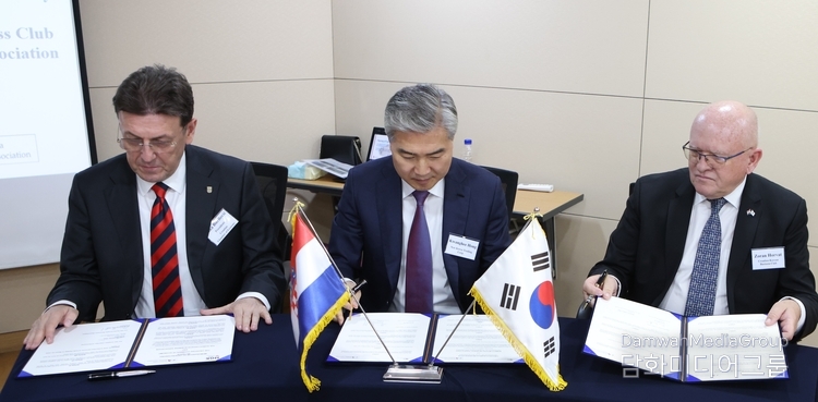 Luka Burilović, President of the Croatian Chamber of Economy (left), Hong Kwang-hee, President of the Korea-Croatia Business Association (center), and Zoran Horvat, President of Croatian-Korean Business Club, sign a business cooperation agreement during the Croatian-Korean Business Forum held at Coryo Daeyeongak Tower in Seoul on June 3.