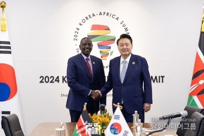 President Yoon Suk-yeol (right) holds a summit with Kenyan President William Samoei Ruto, who is in Korea for the Korea-Africa Summit on June 4. / Courtesy of the presidential office