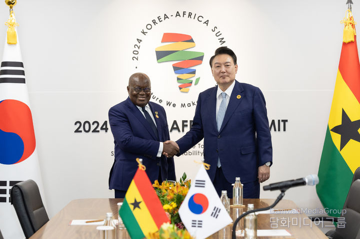 President Yoon Suk-yeol (right) shakes hands with Ghanaian President Nana Addo Dankwa Akufo-Addo during the Korea-Ghana Summit at the KINTEX in Goyang, Gyeonggi Province, on June 4. / Courtesy of the presidential office