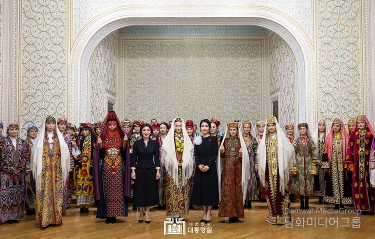 First Lady Kim Keon-hee attends a spousal cultural program with Uzbekistan's First Lady Ziroat Mirziyoyeva on June 14.