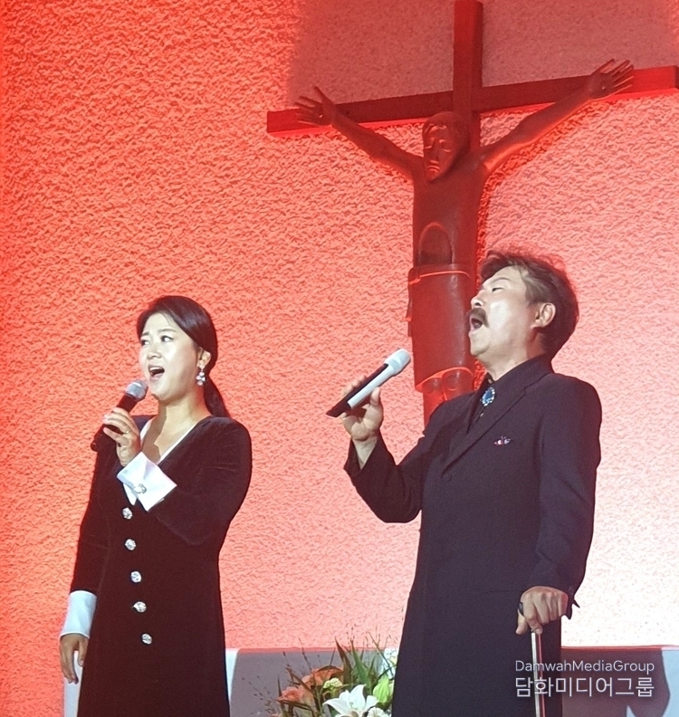 World-renowned vocalist Kim Dong-kyu sings a famous song with soprano Kang Hye-jung at the 'Your Voice Opens My Heart' love concert to commemorate the 77th anniversary of Jamwon-dong Cathedral in Jamwon-dong, Seoul, on June 15. / Courtesy of Damwha Media Group